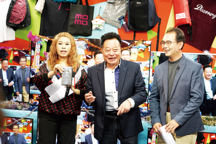 議長洪允典（中）應邀抽出電視機、iPhone12Pro256G等大獎。（許加泰攝）