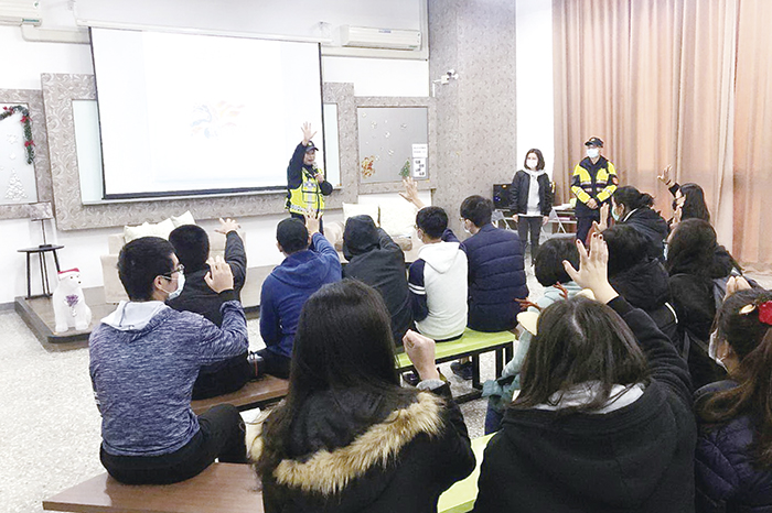 金城分局警備隊與金寧分駐所及偵查隊員警，前抵金門大學交通安全宣導，藉以強化交通安全觀念，確保學生交通行的安全。（金城分局提供）