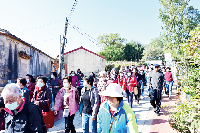 銀髮族相招健走運動。（許加泰攝）
