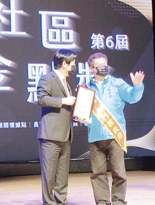 金門縣政府獲得「社區照顧關懷據點卓越縣市(年度特別獎)優選獎項,縣長特別指派社會處處長董燊帶領金門縣績優社區照顧關懷據點幹部前往出席領獎。(社會處提供)