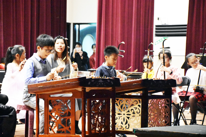 金門縣青少年國樂團27日展現長期的練習成果。（詹宗翰攝）