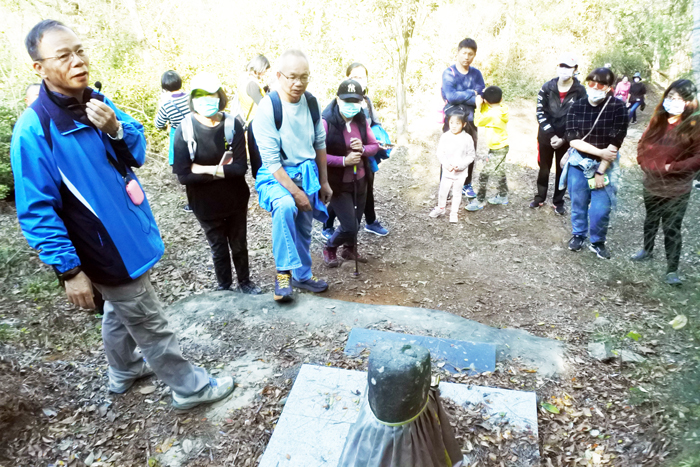 金門縣文化園區昨日於蔡厝舉辦「尋訪蔡復一的步履」活動,吸引百位民眾參與。(陳麗妤攝)