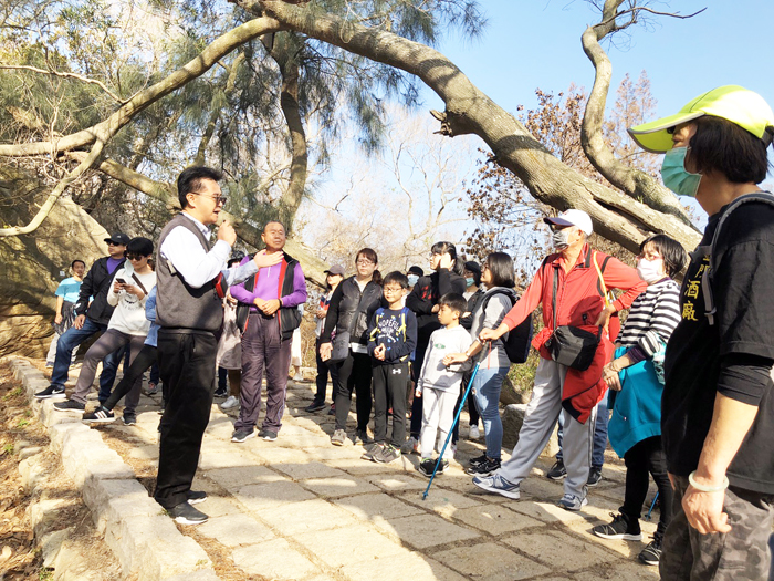 金門縣文化園區昨日於蔡厝舉辦「尋訪蔡復一的步履」活動,吸引百位民眾參與。(陳麗妤攝)