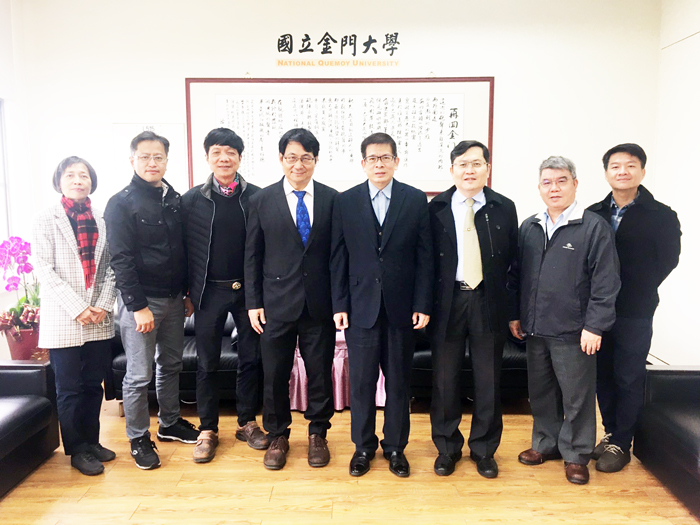 金門大學與屏東大學舉行「金門學與屏東學的對話」,金大校長陳建民(右四)歡迎屏東大學簡光明院長一行到訪。
(許加泰攝)