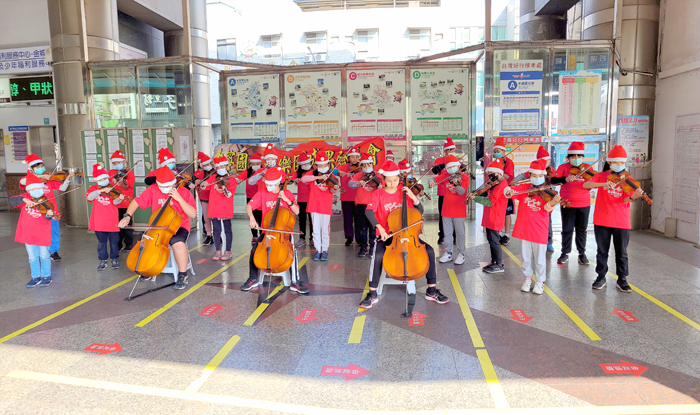 古寧國小校長黃芸芸帶領小朋友以「後埔小鎮報佳音」為主題舉辦弦樂快閃發表，受到家長及鄉親的肯定。（李金鎗攝）