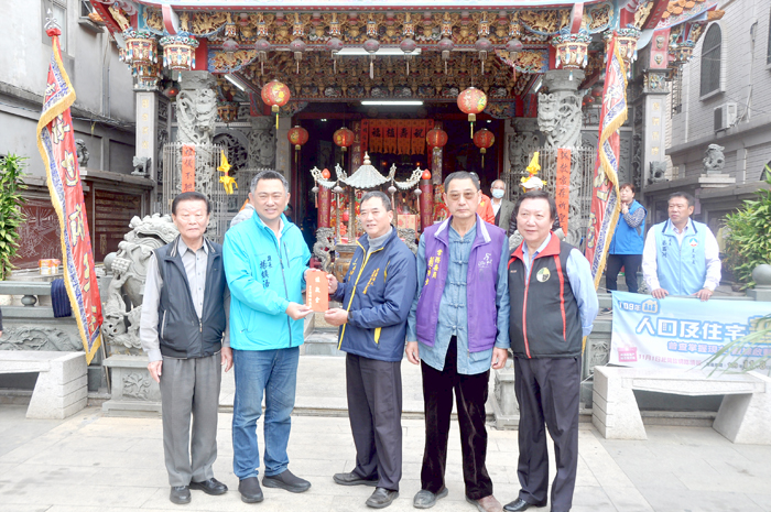 金城東門代天府醮慶活動，縣長楊鎮浯昨日上午率多位機關主官前往參拜，並敬獻爐敬金，祈求國泰民安、風調雨順。（李增汪攝）