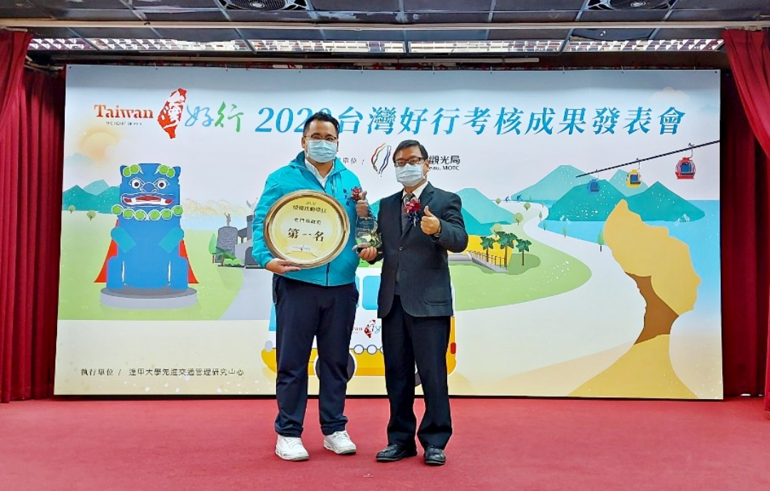 金門縣連續4年(2017年至2020年)獲得推動單位第一名,觀光處長丁健剛代表赴台領獎。(縣府觀光處提供)