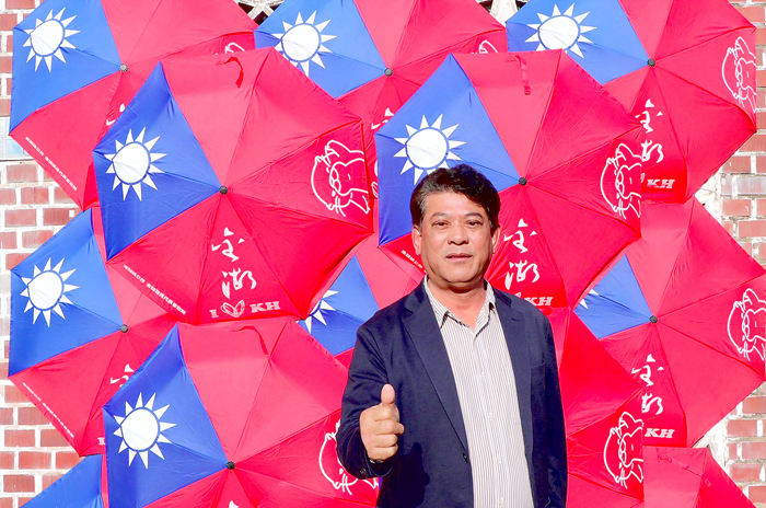 金湖鎮長陳文顧敬邀鄉親參加元旦健走，發放限量1400支國旗雨傘。（金湖鎮公所提供）