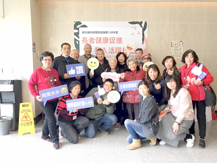 金寧鄉衛生所在社區活躍老化攝影競賽中獲得一座金獎、六座優選獎項，赴台參加頒獎典禮接受表揚。（金寧鄉衛生所提供）
