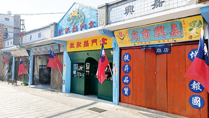 縣府協調各創意小店進駐金沙陽翟大街,用心營造動人的年節氛圍,希望吸引遊客共度跨年夜的精彩。(縣府觀光處提供)