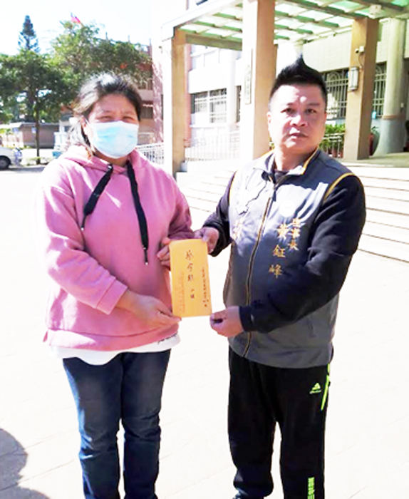 海印寺襄助地方上的弱勢，請民間的社會福利團體協助發送慰問金。（金門縣身心障礙福利協進會提供）