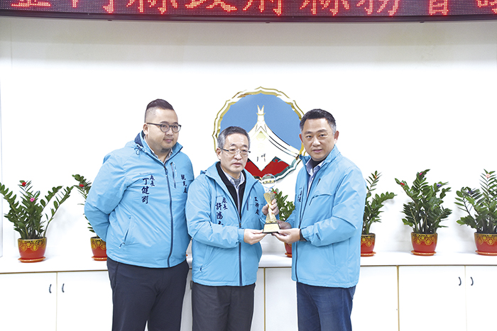 金門縣政府昨召開109年第11次縣務會議，會中並安排獻獎儀式，工務處長許鴻志將獲獎獎盃和獎牌呈獻給楊鎮浯縣長。（翁維智攝）