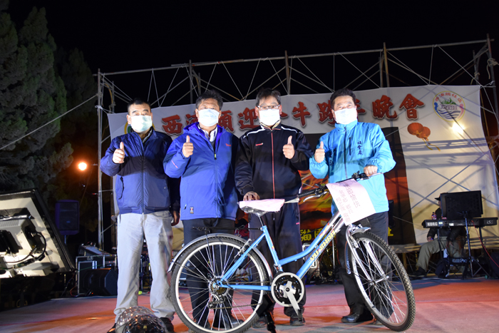 金寧鄉西浦頭社區於李光前將軍廟前廣場舉辦2021迎金牛跨年晚會，董燊處長受邀在摸彩活動中抽出幸運得獎者。（李金鎗攝）