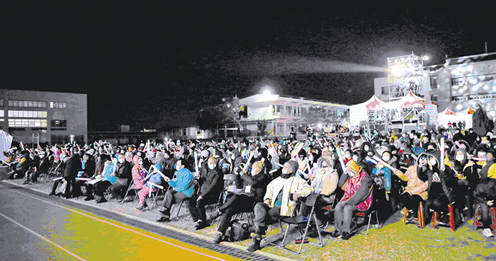 2021金門金喜臨門魅力犇放跨年晚會，鄉親不畏低溫到場參與，愈夜愈HIGH。（陳麗妤攝）