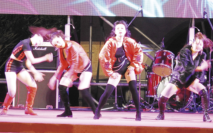 在地團隊演出以及藝人到場演唱，並抽獎同樂，全體人員在寒冷的夜晚、繽紛燦爛的花火中，揮別2020迎接嶄新的2021。（陳麗妤攝）