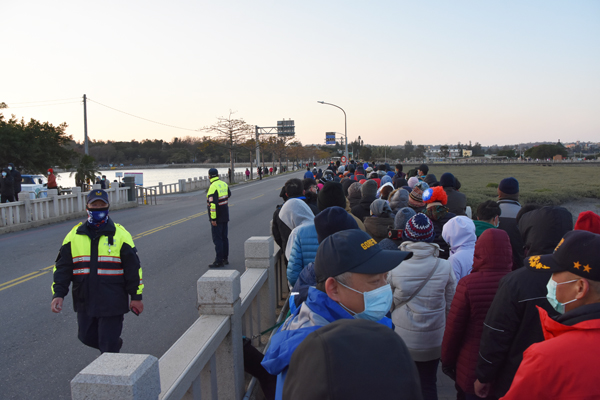 超過1200人參加元旦升旗暨健走活動，人潮一時擁塞浯江橋的一側。（詹宗翰攝）