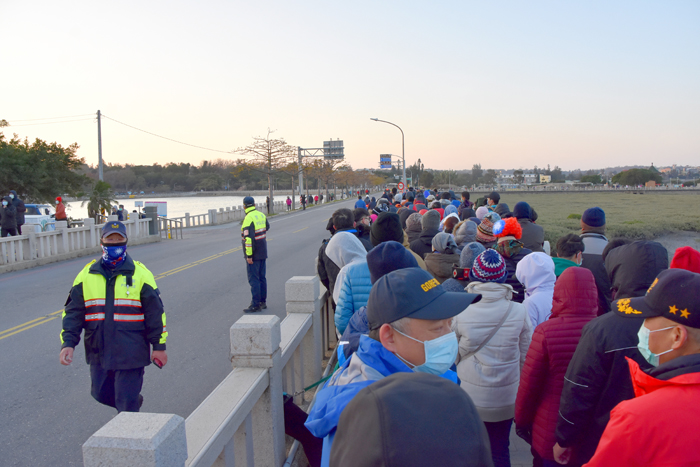 超過1200人參加元旦升旗暨健走活動，人潮一時擁塞浯江橋的一側。（詹宗翰攝）