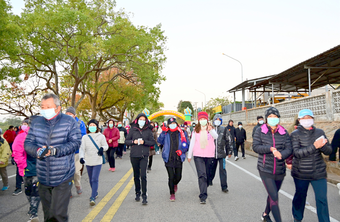 軍民頂著冷冽寒風運動健走。（許加泰攝）