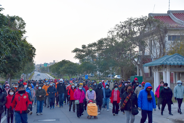 來自各地的鄉親、學生冒著凜冽寒風齊聚公所廣場參與元旦升旗典禮，隨後進行健走活動。（李金鎗攝）