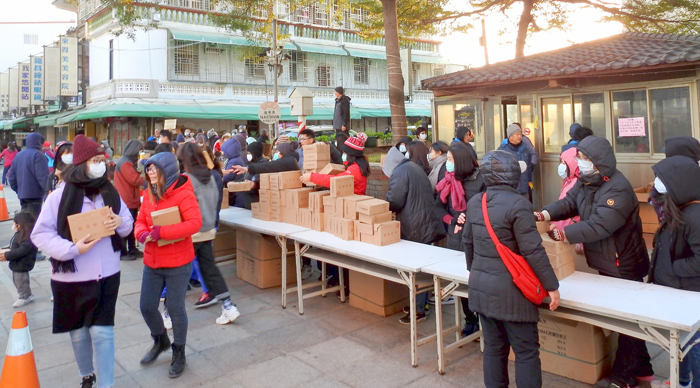 金沙跨年接元旦，歡喜迎接2021，上午6時30分於沙中運動場升旗唱國歌，雖然天氣冷冰冰，人人臉上洋溢著喜悅，互道新年快樂，並在健走中迎接2021第一道曙光。（陳麗妤攝）