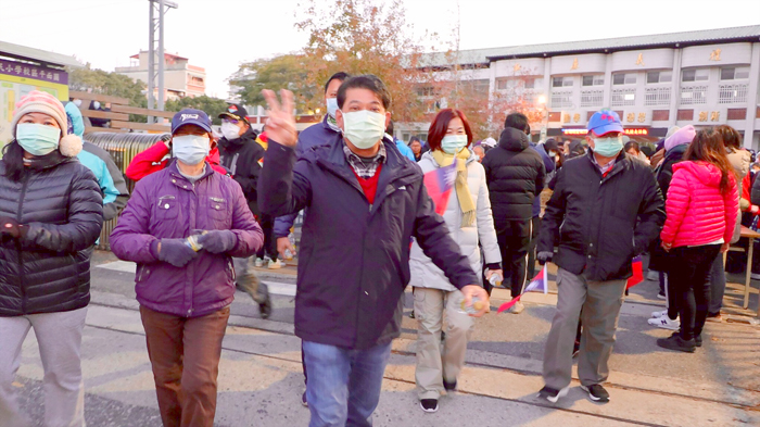 金湖鎮昨日舉行元旦升旗典禮及健走活動。（陳冠霖攝）