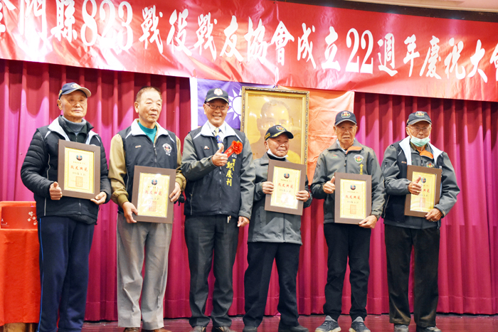 金門縣八二三戰役戰友協會慶祝成立22週年，會中頒發「戰友典範」給會中的五位老戰友。（詹宗翰攝）