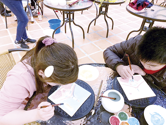 活動和陶瓷廠合作推出《藝起樂陶陶》陶瓷彩繪DIY，廣受親子歡迎，10場次陸續登場（已全數報名額滿），民眾在陶瓷廠專業匠師帶領下，認識陶瓷發展及創作出屬於自己的陶藝作品。（文化園區提供）