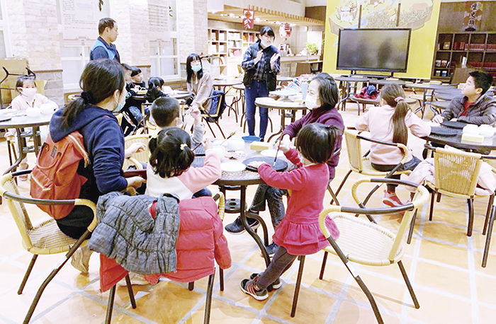 活動和陶瓷廠合作推出《藝起樂陶陶》陶瓷彩繪DIY，廣受親子歡迎，10場次陸續登場（已全數報名額滿），民眾在陶瓷廠專業匠師帶領下，認識陶瓷發展及創作出屬於自己的陶藝作品。（文化園區提供）