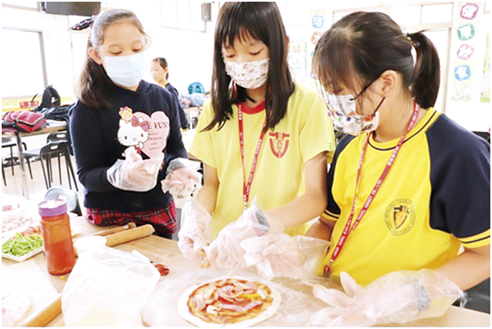 來自北市國小的小朋友到多年國小體驗製作窯烤披薩。（多年國小提供）