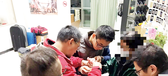 民眾因使用三秒膠不慎，將右手拇指與三秒膠瓶身黏在一起，前往烈嶼消防分隊請求協助順利脫困。（烈嶼分隊提供）