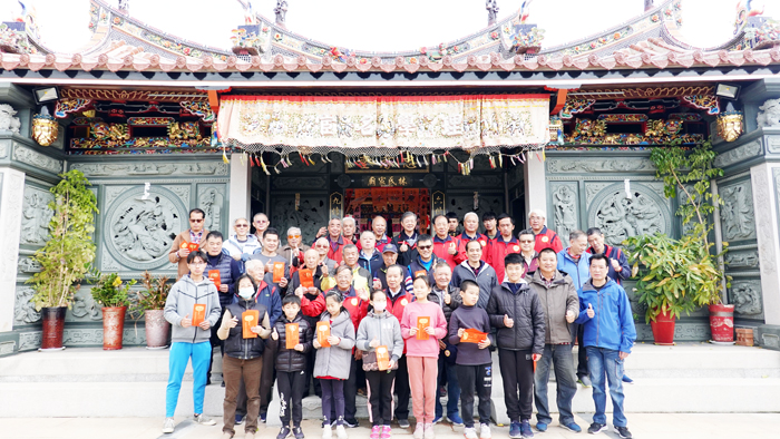 烈嶼東林忠孝堂頒發獎助學金，獲獎學子和宗長合影。（許加泰攝）