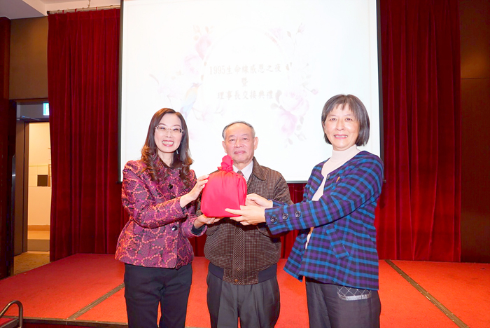 金門縣生命線協會第3屆理事長許雪芳（左）交棒給第4屆理事長謝觀昭（右）。
（金門縣生命線協會提供）