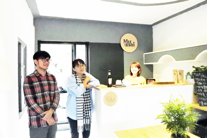 楊文權、張芝綾、洪苡家三位年輕人巧手將原來的紳士、淑女美容院打造成能品嚐到咖啡及金門特色甜點的手作創意空間，而龍陵浴室在簡約日系設計風格下飄起咖啡香。（陳麗妤攝）