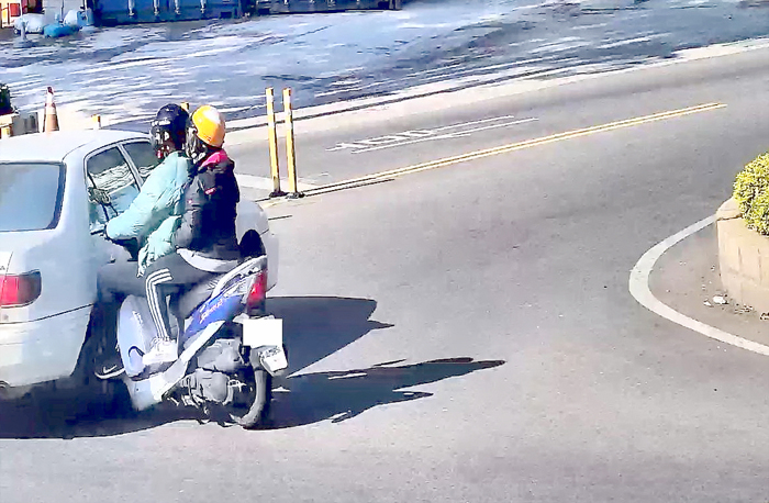 伯玉路一段榜林圓環發生一起自小客車與機車碰撞事故,機車駕駛與乘客四肢擦傷。(金城分局提供)