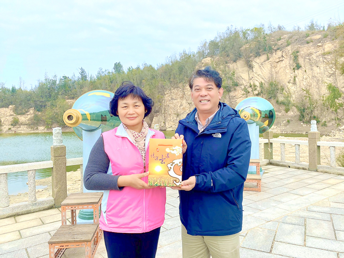 台東縣長濱鄉公所造訪金湖鎮觀摩，參觀最新的喊泉設施。（金湖鎮公所提供）