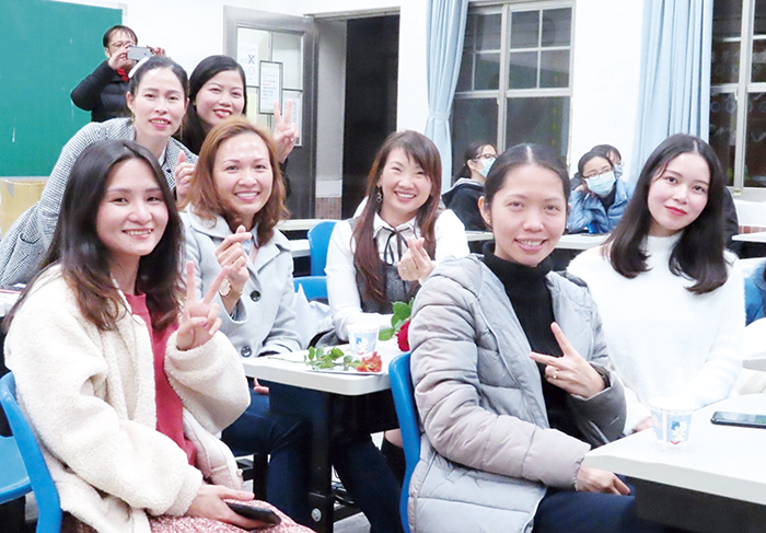 金門大學為外籍生與新住民朋友開辦華語課程結業，學員大秀華語的學習成果。（金門大學提供）