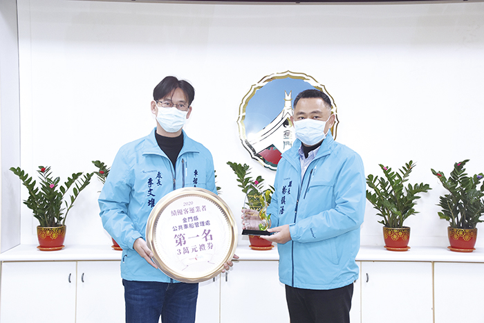 縣長楊鎮浯昨偕副縣長黃怡凱主持金門縣政府110年第1次擴大暨鄉鎮業務協調會報，會中並由車船處長李文堆將所獲中央獎項呈獻給楊鎮浯縣長。（翁維智攝）