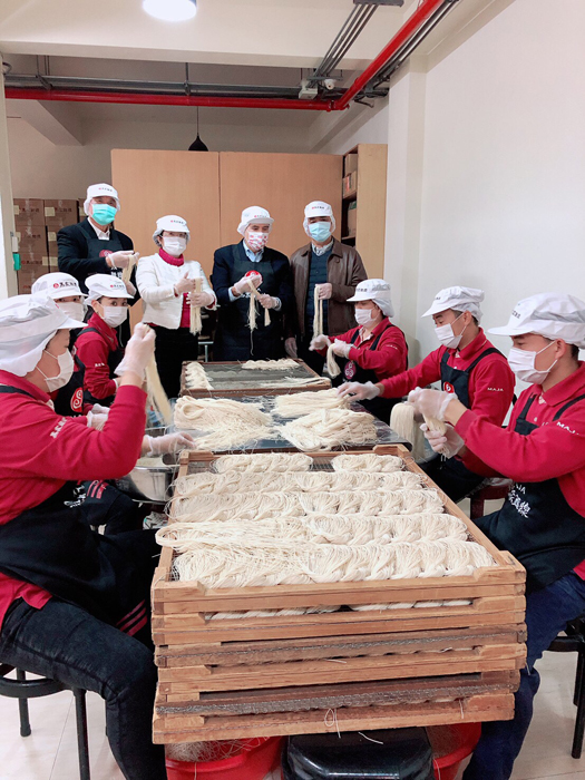 探訪民間友人，行程中也到金門知名麵線店參訪。（民眾提供）