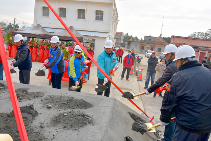 縣長楊鎮浯與金寧鄉長楊忠俊、主席莊振源等人出席動土儀式後合影。（李金鎗攝）