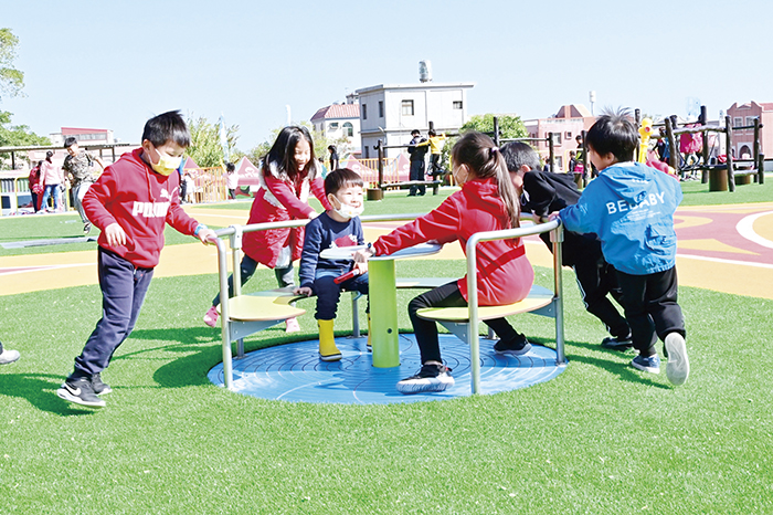 烈嶼鄉后麟兒童遊憩區啟用以來，吸引許多家長帶著小朋友體驗各項遊樂設施。（許加泰攝）