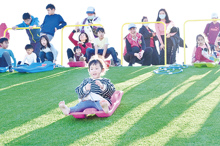 烈嶼鄉后麟兒童遊憩區啟用以來，吸引許多家長帶著小朋友體驗各項遊樂設施。（許加泰攝）