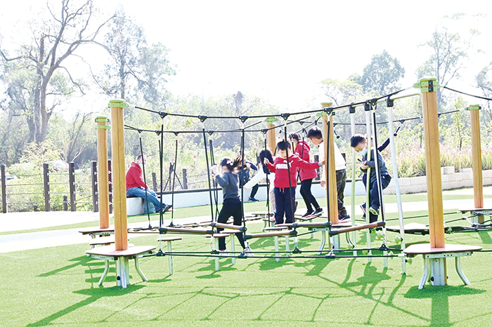 烈嶼鄉后麟兒童遊憩區啟用以來，吸引許多家長帶著小朋友體驗各項遊樂設施。（許加泰攝）
