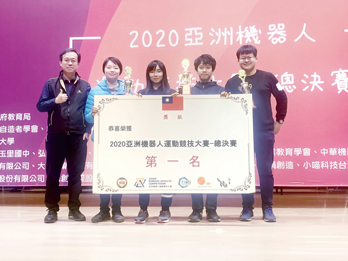 金門大學電子工程學系師生參加2020年亞洲機器人運動競技大賽（總決賽）：勇奪四面金牌的優異成績。（金大提供）