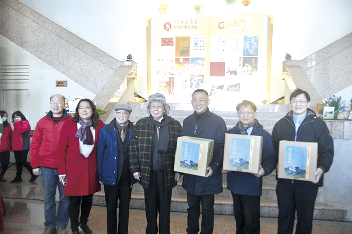 金門縣文化局昨日上午在文化局演藝廳大廳舉辦109年度「璀璨金門．人文薈萃～出版品聯合新書發表會」：前縣長張人俊將著作新書「戎馬回顧錄」，贈書給金門縣政府及金門大學、銘傳大學，由縣長楊鎮浯及兩校代表接受贈書。（李增汪攝）