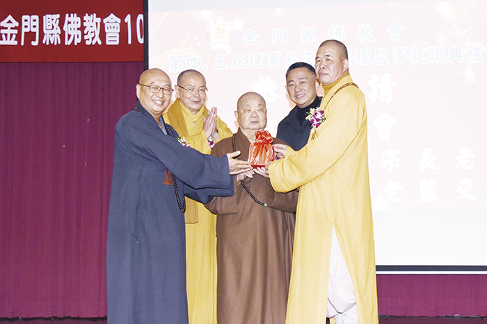 楊鎮浯縣長與圓宗長老、淨耀長老共同主持印信交接。（莊煥寧攝）