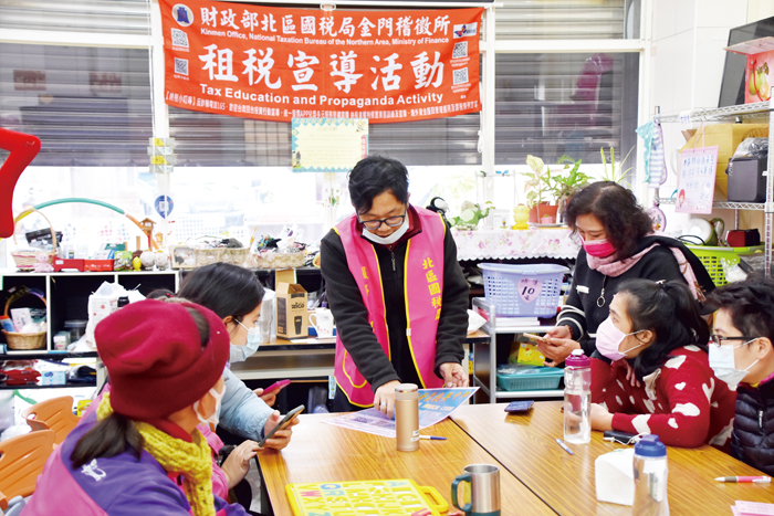 國稅局藉捐贈發票的場合，宣導統一發票對獎APP。（詹宗翰攝）