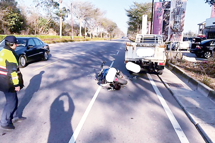 重型機車撞上路旁違停的小型貨車嚴重受損，車體碎片散落一地，所幸騎士意識尚清楚，被送往金門醫院治療。（金城分局提供）