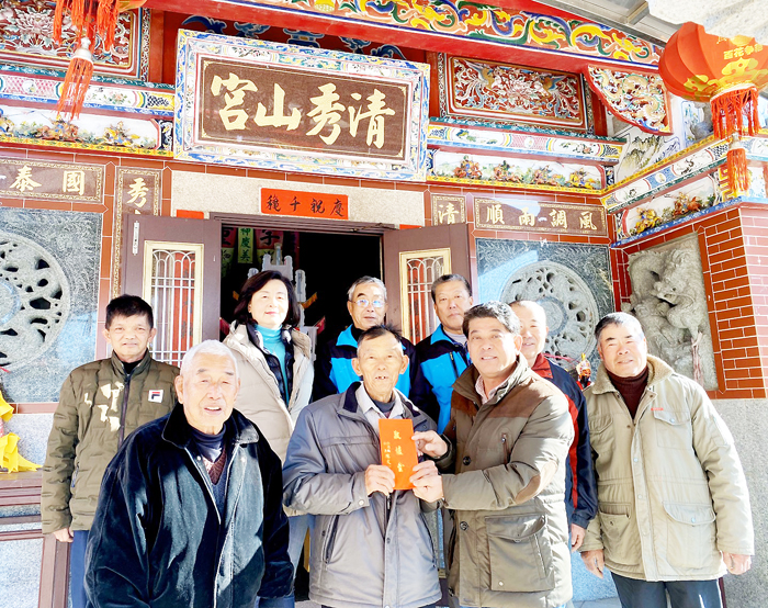 農曆十一月二十六金湖鎮前埔「清秀山宮」醮慶，金湖鎮長陳文顧率同主管，虔誠前往上香祝禱，並敬獻爐敬金，祈祝地方風調雨順，百姓安居樂業，國泰民安。
（金湖鎮公所提供）