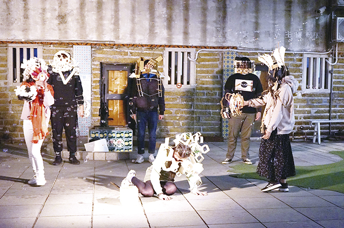 以植物為發想，將之解構後重建，然後穿戴在身上，以類戲劇方式的展演，呈現奇幻的色彩。（詹宗翰攝）