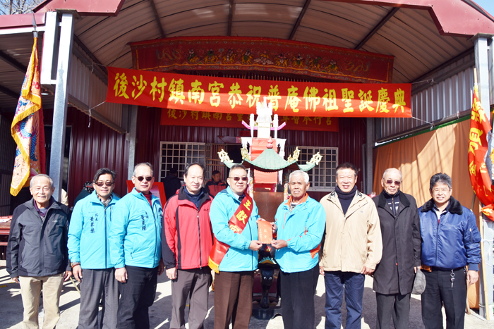 金寧鄉後沙村鎮南宮做醮為普庵佛祖祝壽，議長洪允典、縣府參議張瑞心分別率領各單位主管前往拈香祝禱。（李金鎗攝）
